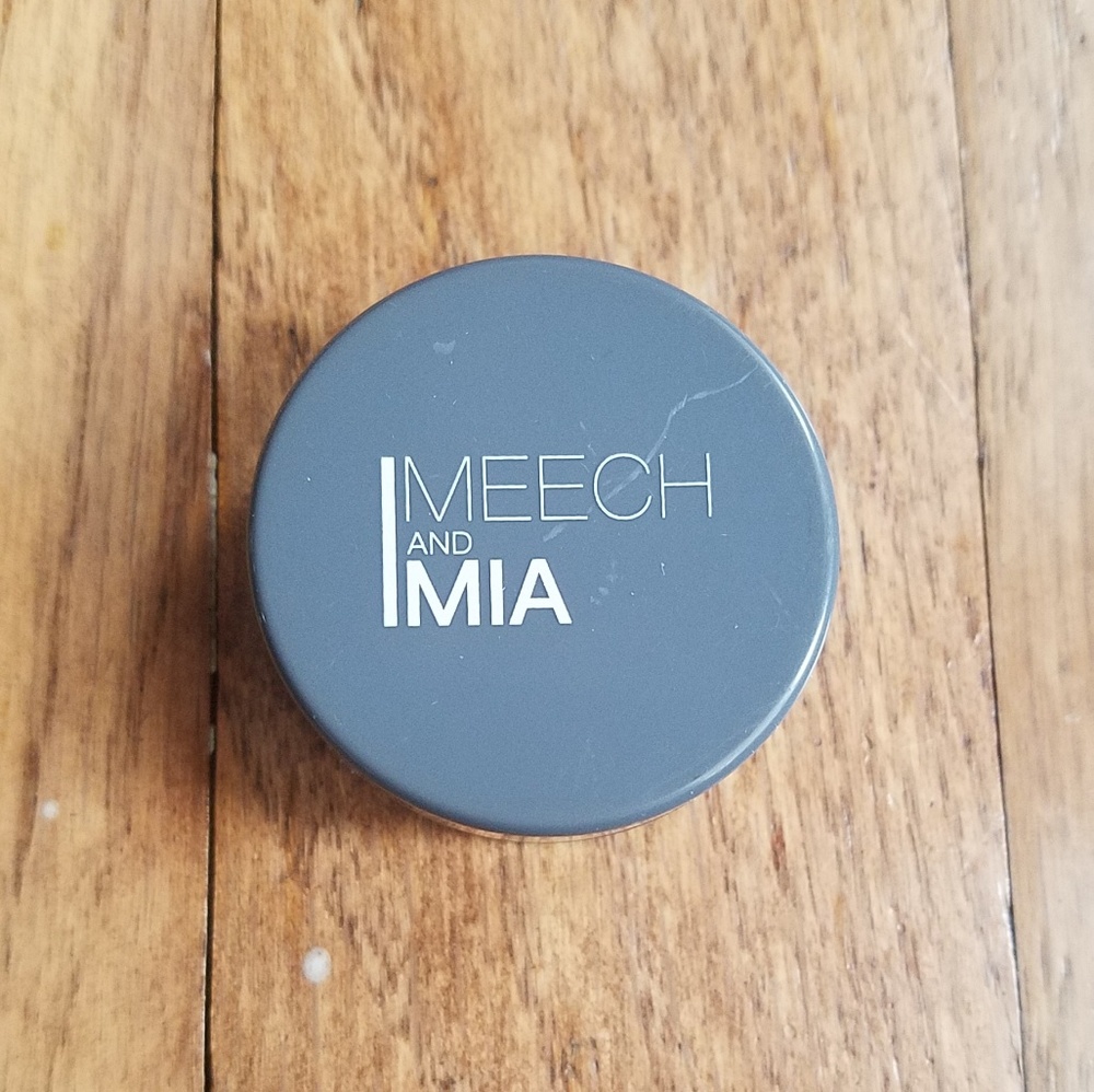 Meech and Mia loose eye shadow
